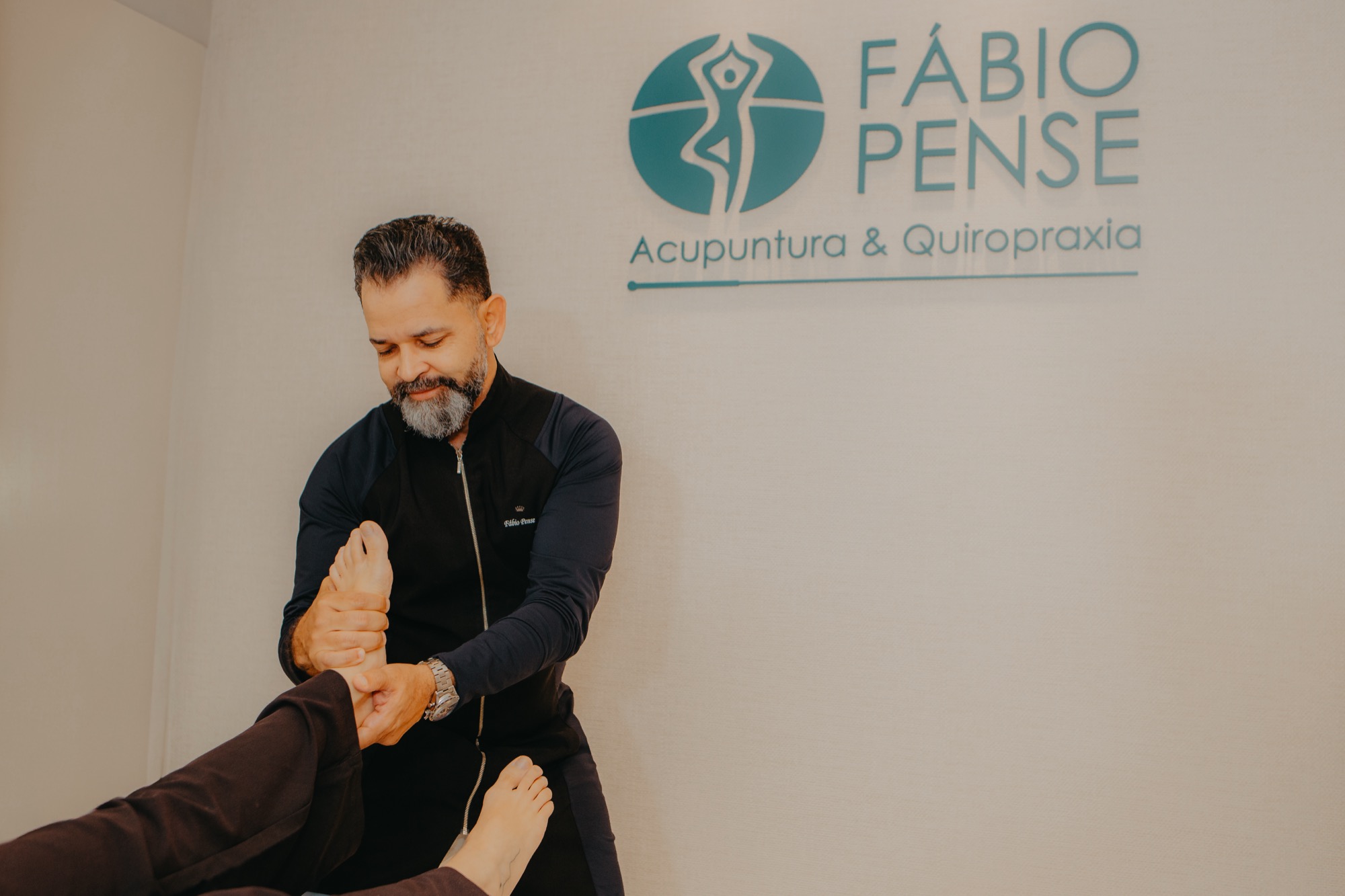 Fábio Pense realizando ajuste quiroprático integrativo em BH